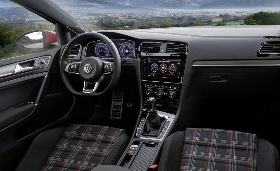 Интерьер Volkswagen Golf GTI 3-Door 2017 года  (UK) (фото 12 из 33)